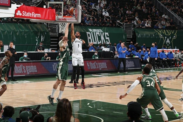  巴特勒硬解关键球锁定胜局，热火客场险胜篮网保排名  